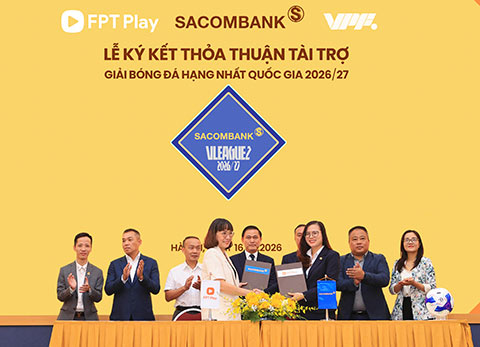 Đại diện SACOMBANK - Bà Nguyễn Thị Kiều Anh (Phó TGĐ) và Đại diện FPT Play - Bà Tô Nam Phương (Phó TGĐ) thực hiện nghi thức ký kết tài trợ Giải bóng đá Hạng nhất Quốc gia
