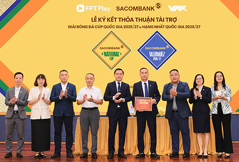 Đại diện SACOMBANK - Ông Nguyễn Xuân Vũ (Thành viên HĐQT) nhận chứng nhận Nhà tài trợ chính cho hai giải đấu bóng đá chuyên nghiệp cấp quốc gia