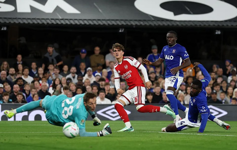 Dowman đã lập cú đúp trước Ipswich