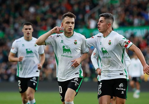 Inigo Vicente châm ngòi cho màn ngược dòng của Racing trước Alaves. Ảnh: El Diario Montanes