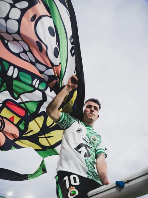 Inigo Vicente góp công cực lớn giúp Racing giành quyền thăng hạng La Liga, Ảnh: X