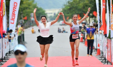 Cặp đôi VĐV Lê Trang – Thanh Quỳnh cán đích nội dung đồng đội Ultra Aqua Warriors với 5km bơi và 21 km chạy bộ