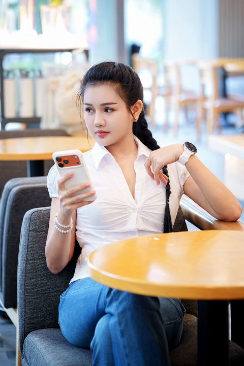 Vẻ duyên dáng của cô giáo dạy bơi hot girl 