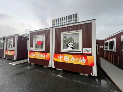 Khu Athletes’ Plaza gồm khoảng 200 căn nhà container kiểu gỗ lắp ghép, mỗi căn rộng khoảng 70m²