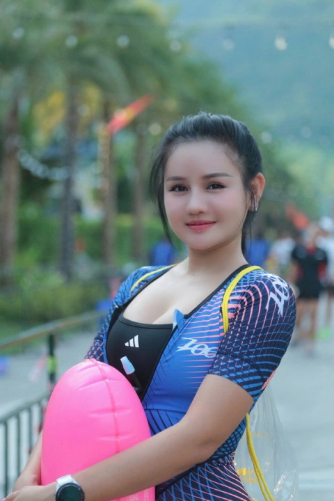 “Cô giáo hot girl” Chang Chang được nhiều người nhận ra khi đi test thử đường bơi