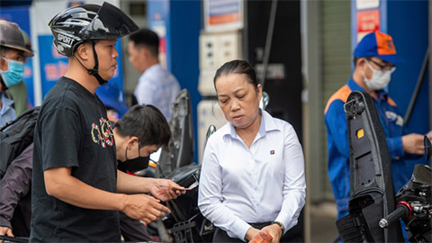 Giá xăng E10 tăng gần 1.400 đồng/lít