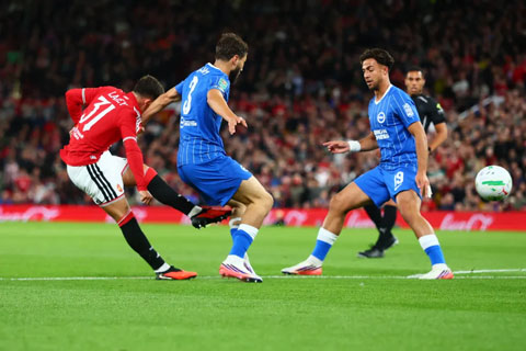 Lacey ghi bàn trong trận đá chính cho MU trước Brighton - Ảnh: getty images