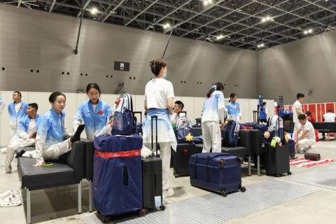 Các thành viên đoàn thể thao Trung Quốc không thể lên xe về nơi lưu trú