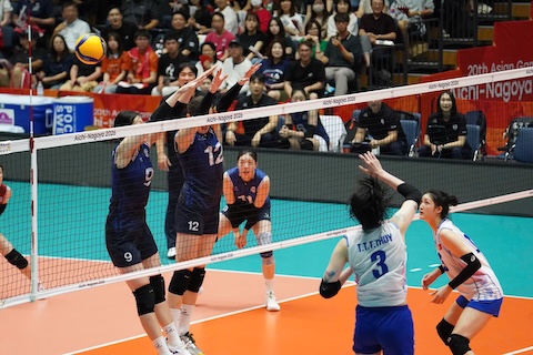 Cú đập bóng của các tuyển thủ Việt Nam vượt qua rào chắn Hàn Quốc. Ảnh: Hiển Trần 