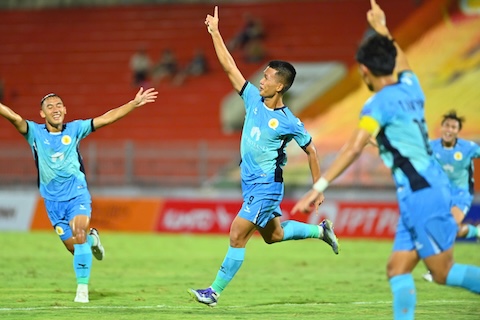 Niềm vui của cầu thủ Quy Nhơn UTD khi có bàn mở tỷ số. Ảnh: CTV