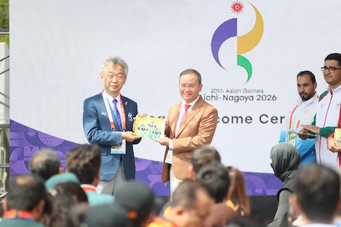 Trưởng đoàn Nguyễn Hồng Minh tặng quà lưu niệm cho BTC đại hội. Ảnh: Bùi Lượng 