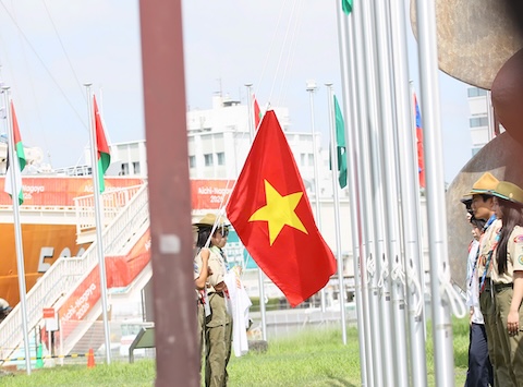 Quốc kỳ Việt nam chuẩn bị được kéo lên tại lễ thượng cờ. ảnh: Bùi Lượng