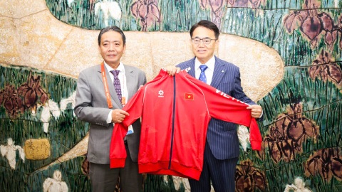 Thứ trưởng Hoàng Đạo Cương tặng áo đoàn Thể thao Việt Nam cho Thống đốc tỉnh Aichi Ohmura Hideaki