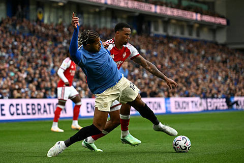Arsenal gặp khó trước lối chơi pressing của Brighton - Ảnh: getty images