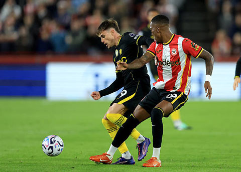 Chavarria (áo đen) chơi tốt dù Chelsea thua thảm Brentford - Ảnh: getty images