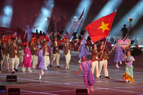 Lê Thanh Thúy và Đinh Quang Kiệt dẫn đầu đoàn Việt Nam tiến vào lễ đài