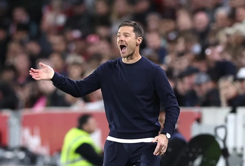 Xabi Alonso đứng trước công trường ngổn ngang ở Chelsea