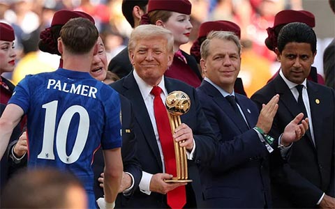 Todd Boehly (thứ hai, từ phải sang) là nhân vật lãnh đạo Chelsea xuất hiện trước công chúng nhiều nhất