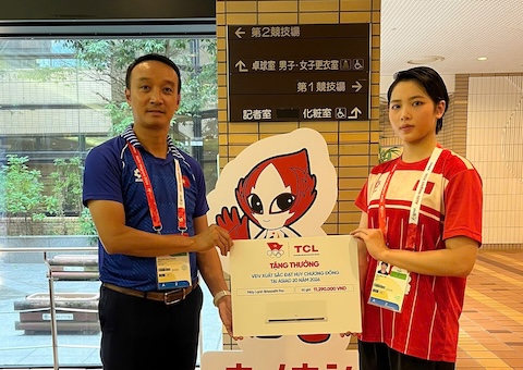 Tuyển thủ Bùi Ngọc Nhi được thưởng nóng khi giành HCĐ môn karate. Ảnh: Bùi Lượng 