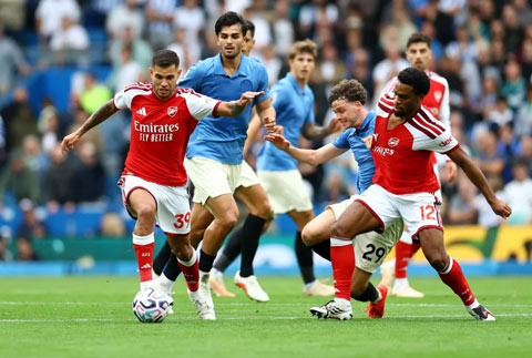 Guimaraes (trái) đã chơi rất tệ trước Brighton nhưng Arteta không chịu sowmss thay tiền vệ này khỏi sân