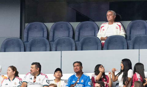 Mourinho ngồi trên khán đài theo dõi các ngôi sao trẻ của Real Madrid
