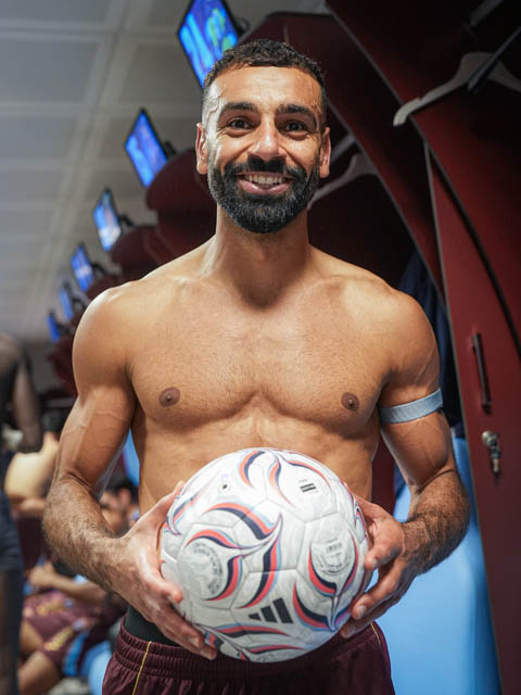 Salah mang trái bóng về làm kỷ niệm sau cú hat-trick vào lưới Galatasaray