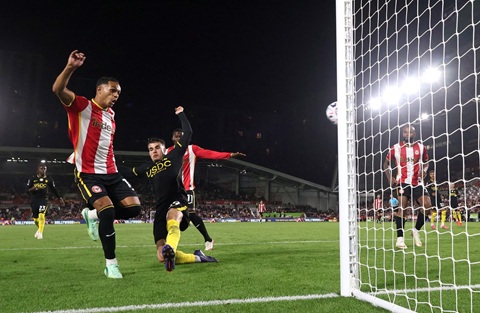 Fabio Carvalho ghi bàn ấn định chiến thắng 3-0 cho Brentford trước Chelsea
