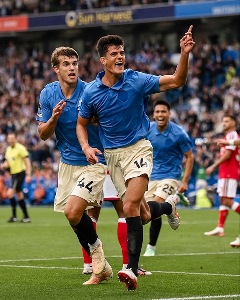 Chema Andres, gã khổng lồ (1m93) ở tuyến giữa Brighton