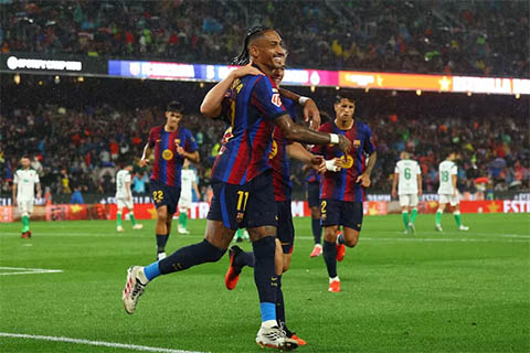 Raphinha đang bùng nổ trong vai trò số 9 ảo của Barca