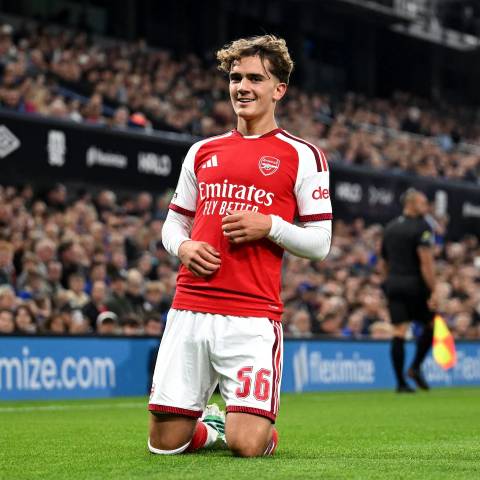 Dowman ra mắt Arsenal khi mới hơn 15 tuổi
