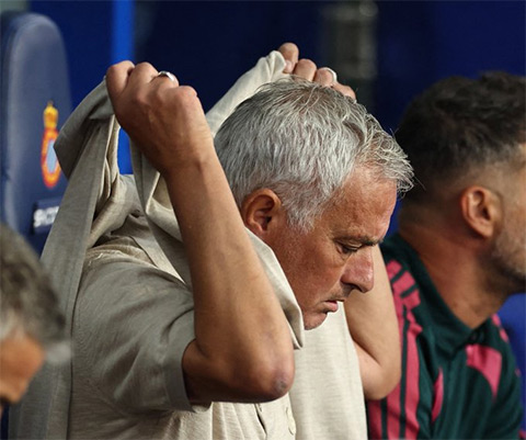 HLV Mourinho liệt kê ra hàng loạt bất công của các trọng tài