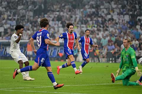 Gomes ghi bàn đẹp mắt vào lưới PSG
