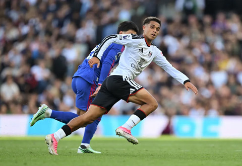 MU (áo xanh) chạy không nổi so với Fulham