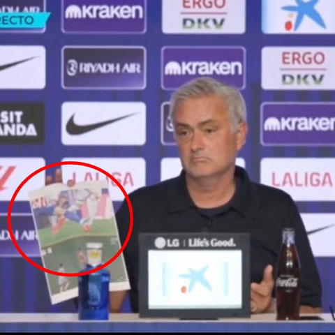 HLV Mourinho đưa luôn hình ảnh pha va chạm này vào cuộc họp báo - Ảnh: Madrid Zone