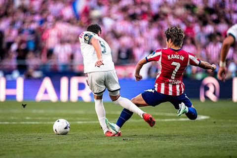 Pha vào bóng gây tranh cãi của Lee Kang-in với Valverde - Ảnh: Only Madrid