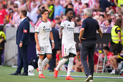 Mourinho rút Vinicius và Guler ra sân ngay đầu hiệp 2 trận Derby Madrid - Ảnh: getty images