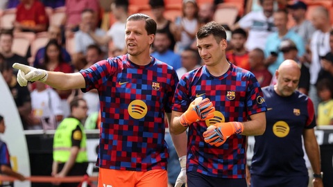 Livakovic bất ngờ bắt chính trước Sevilla, dù trước đó HLV Flick khẳng định Szczesny là thủ môn số 2. Ảnh: Goal