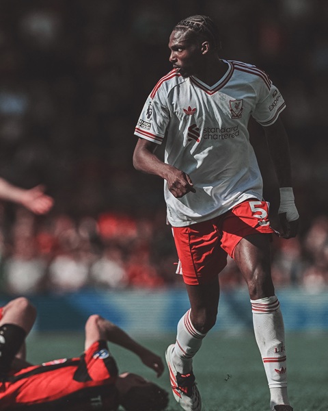 Liverpool đã tìm thấy "quái vật" ở hàng thủ