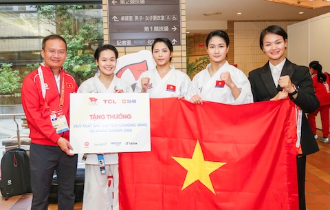 Trưởng đoàn Nguyễn Hồng Minh trưởng nóng cho đội kata sau khi giành HCV. Ảnh: Bùi Lượng