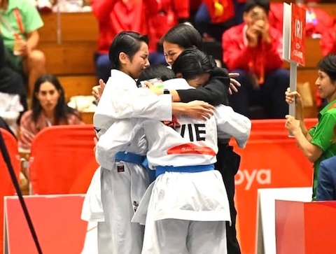 Giọt nước mắt hạnh phúc của cô trò karate Việt Nam khi giành HCV. Ảnh: Bùi Lượng