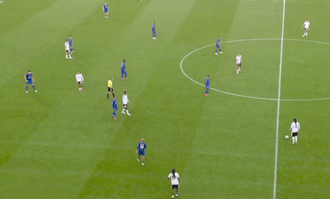 Các cầu thủ MU (áo xanh) đứng im ở vị trí thay vì lao lên pressing khi Fulham có bóng