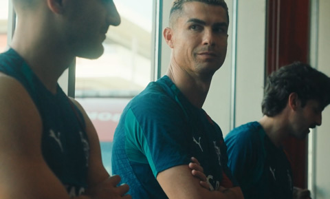 Biểu cảm của Ronaldo ở buổi tập đầu tiên của HLV Jesus tại Bồ Đào Nha