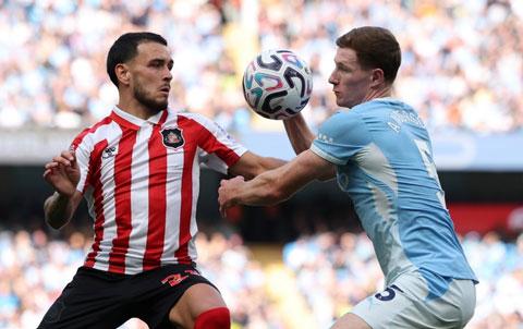 Việc Enzo hay dâng cao khiến Anderson phải một mình phòng ngự trước các tiền vệ của Sunderland - Ảnh: getty images
