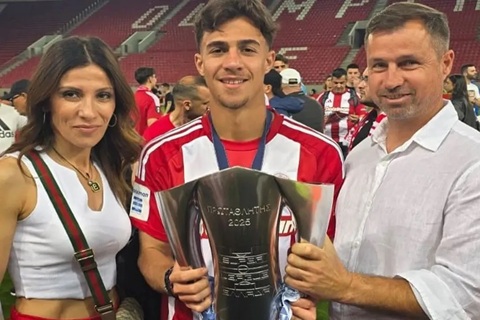 Kostoulas bên cạnh cha, Athanasios Kostoulas, cựu cầu thủ Olympiakos