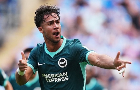 Kostoulas đang bay cao trong màu áo Brighton với 4 bàn, 3 kiến tạo sau 8 lần ra sân trên mọi đấu trường mùa này