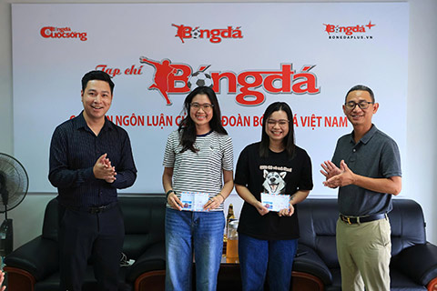 Ông Vũ Khắc Sơn và ông Vũ Mạnh Tuyền (TVH Media) trao thưởng cho 2 phóng viên hoạt động xuất sắc ở giải U17 Quốc gia