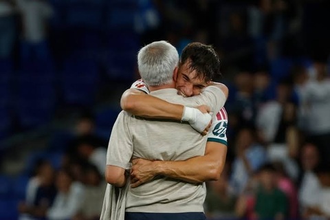 Tiền đạo 21 tuổi này có mối quan hệ rất gắn bó với HLV Jose Mourinho. Ảnh: Yahoo Sports