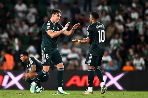 Espi học hỏi được rất nhiều nhờ sát cánh cùng những siêu sao như Mbappe. Ảnh: Marca