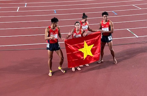 Niềm vui của các tuyển thủ Việt nam khi giành HCĐ. Ảnh: Bùi Lượng 