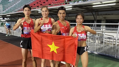 Chiếc HCĐ cuối ngày đầy quý giá của điền kinh Việt Nam. Ảnh: Bùi Lượng
